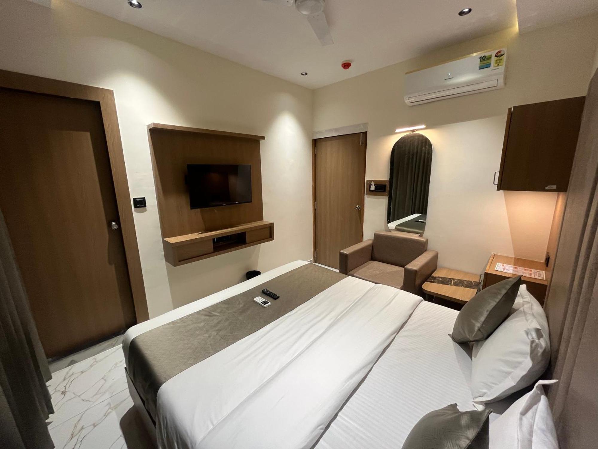 Hotel Pulse Town Ahmedabad