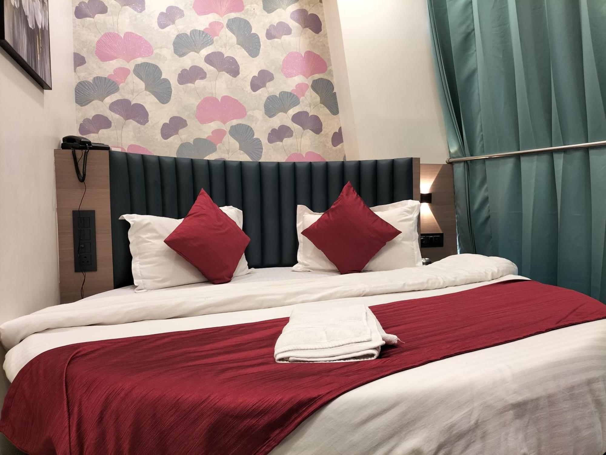 Paris Plaza Hotel Ahmedabad
