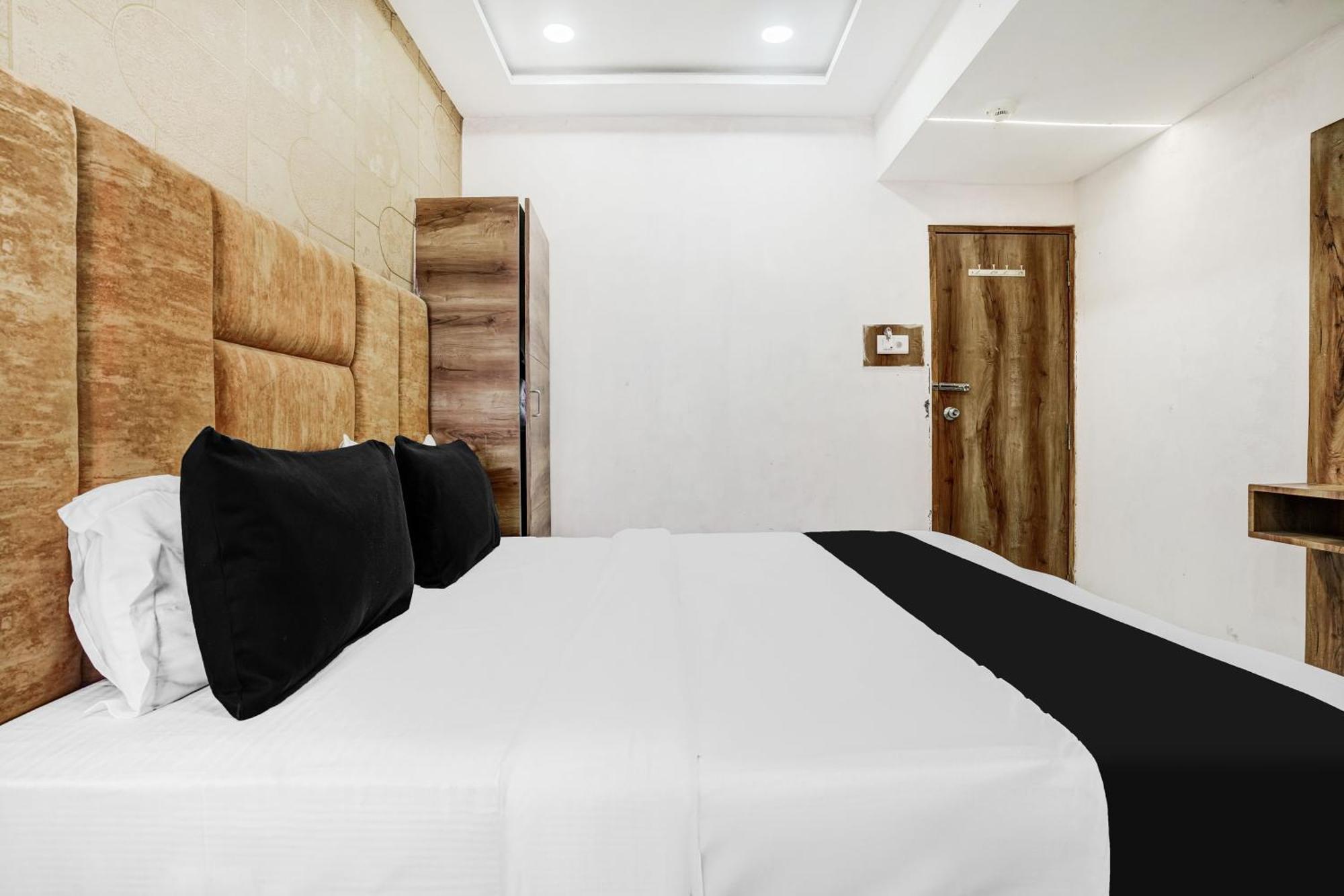 Hotel Super Collection O Maninagar Near Railway Station Formerly A1 Residency 3*