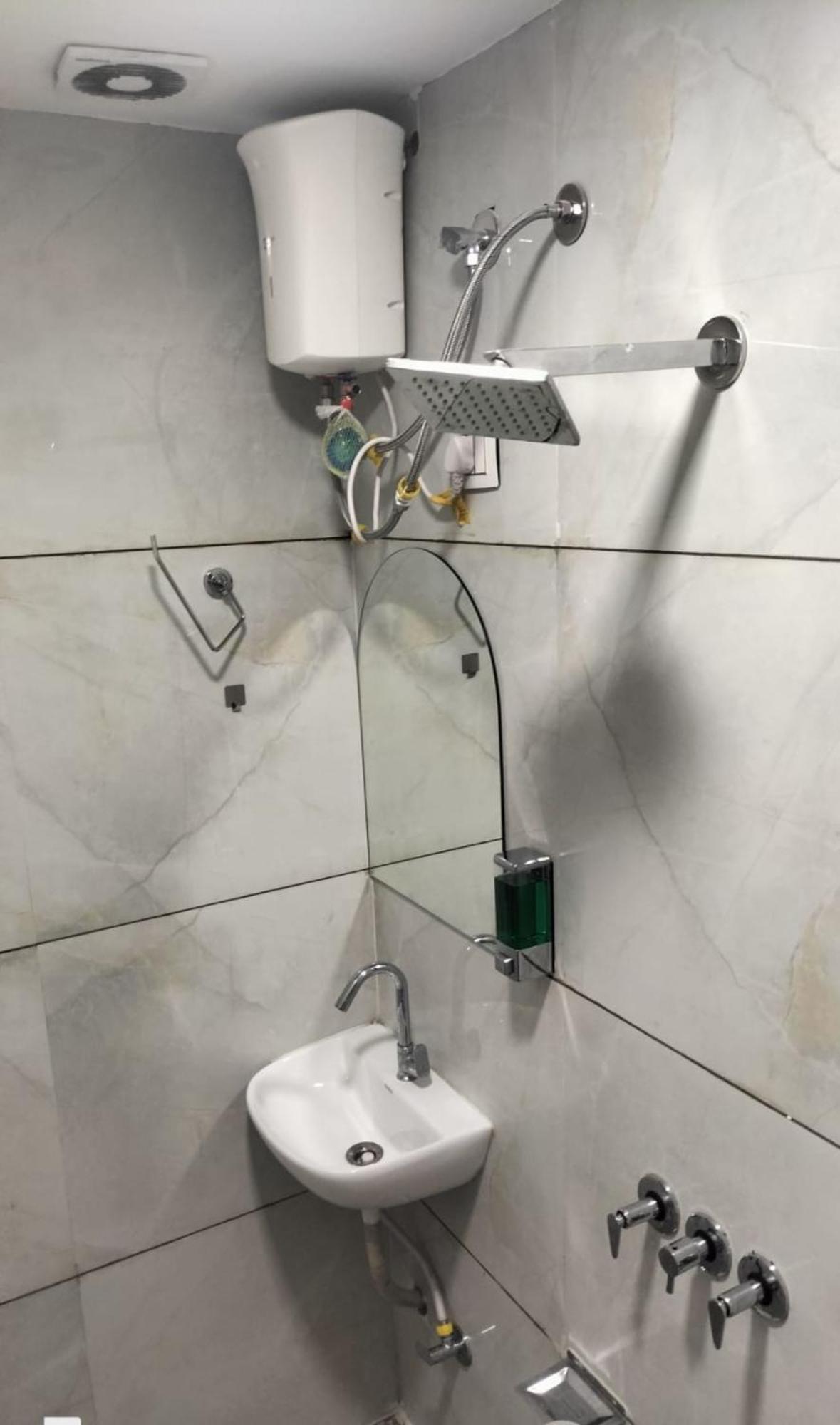Earth Inn, Subhash Bridge,