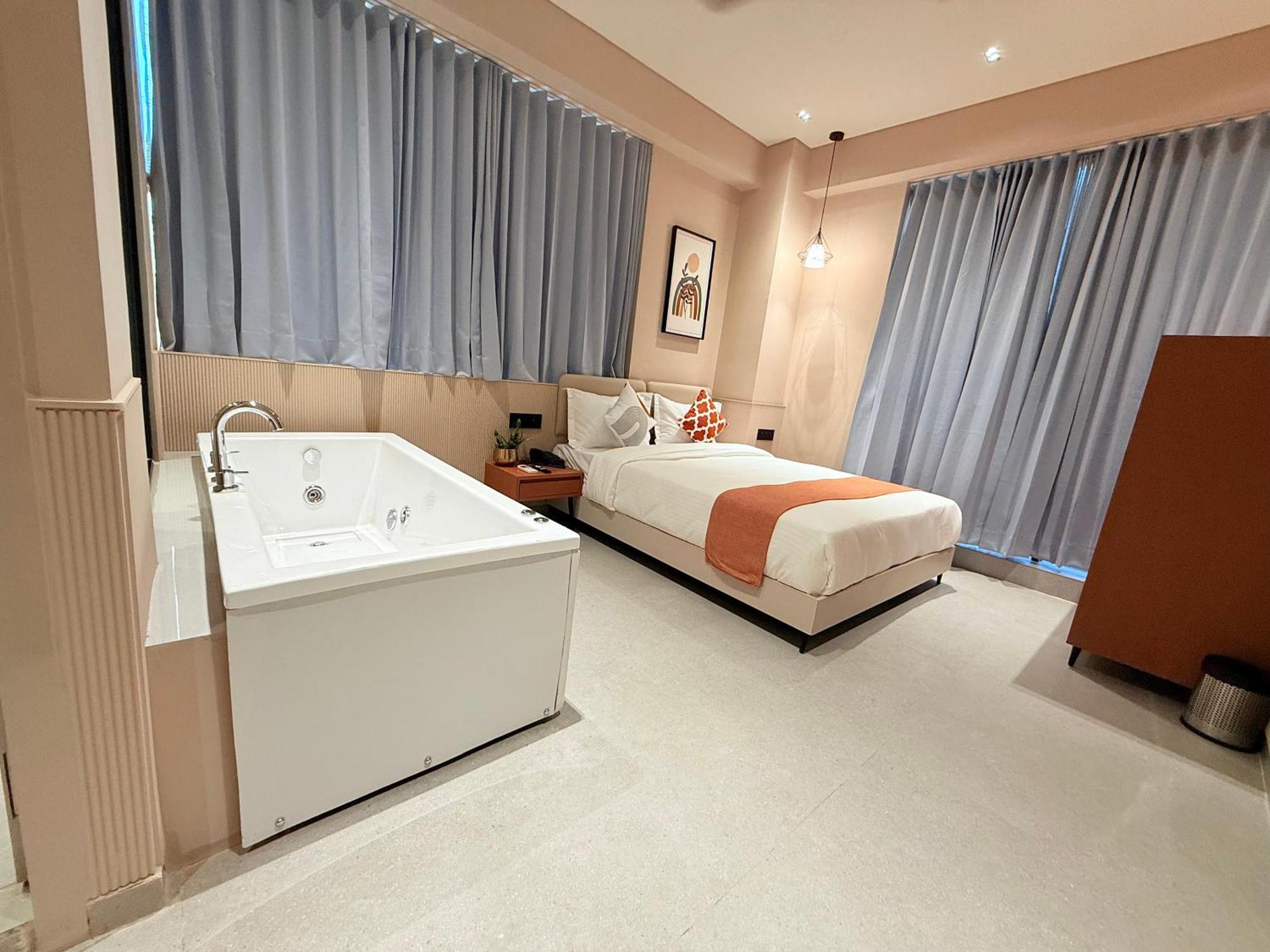Fun Regency Motera 3*