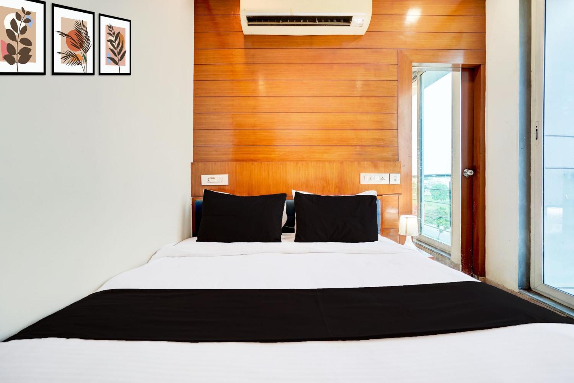 Super Collection O Airport Road Formerly Kyra * Ahmedabad