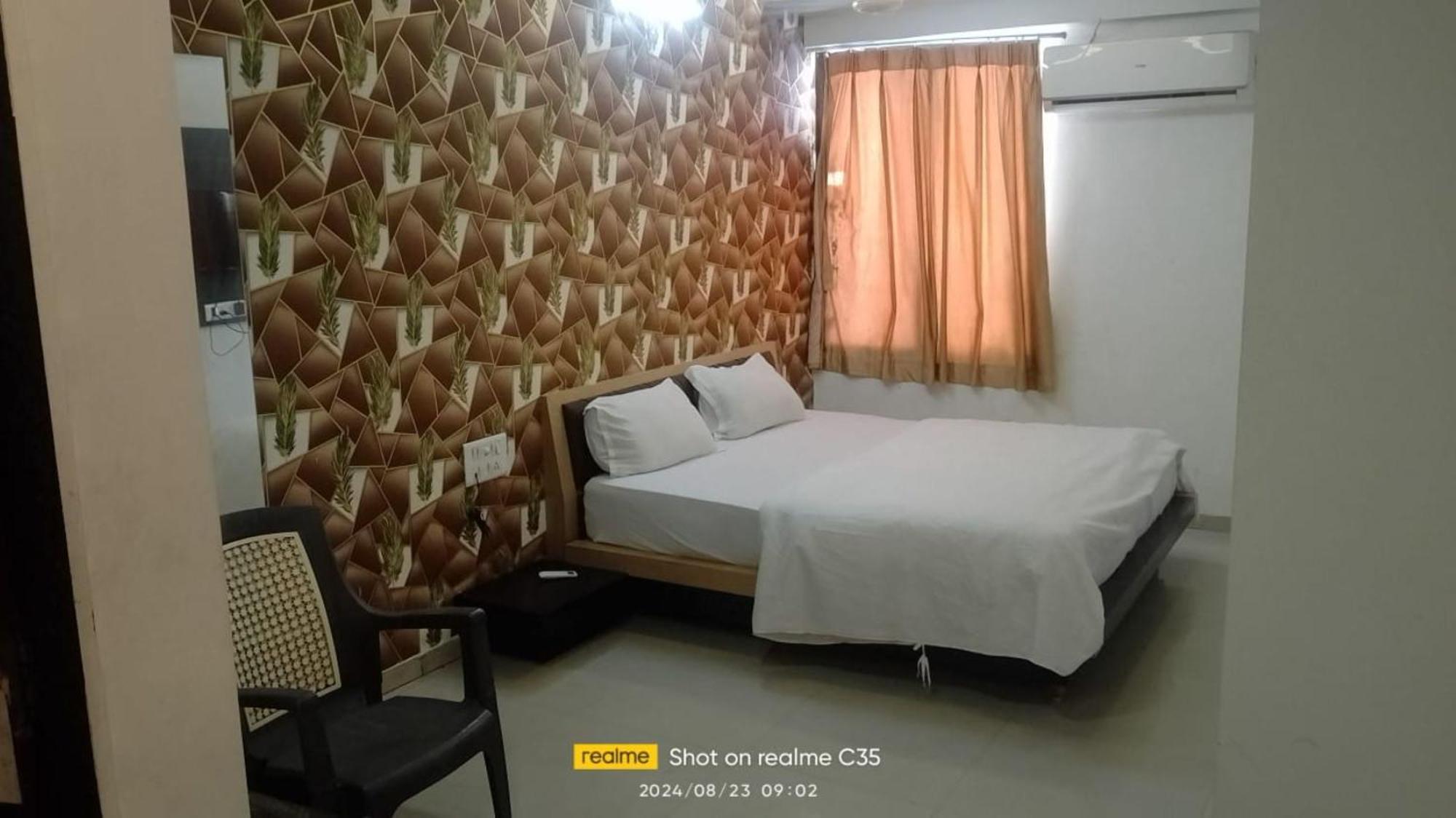 Hotel Paradise -ahmedabad 3*