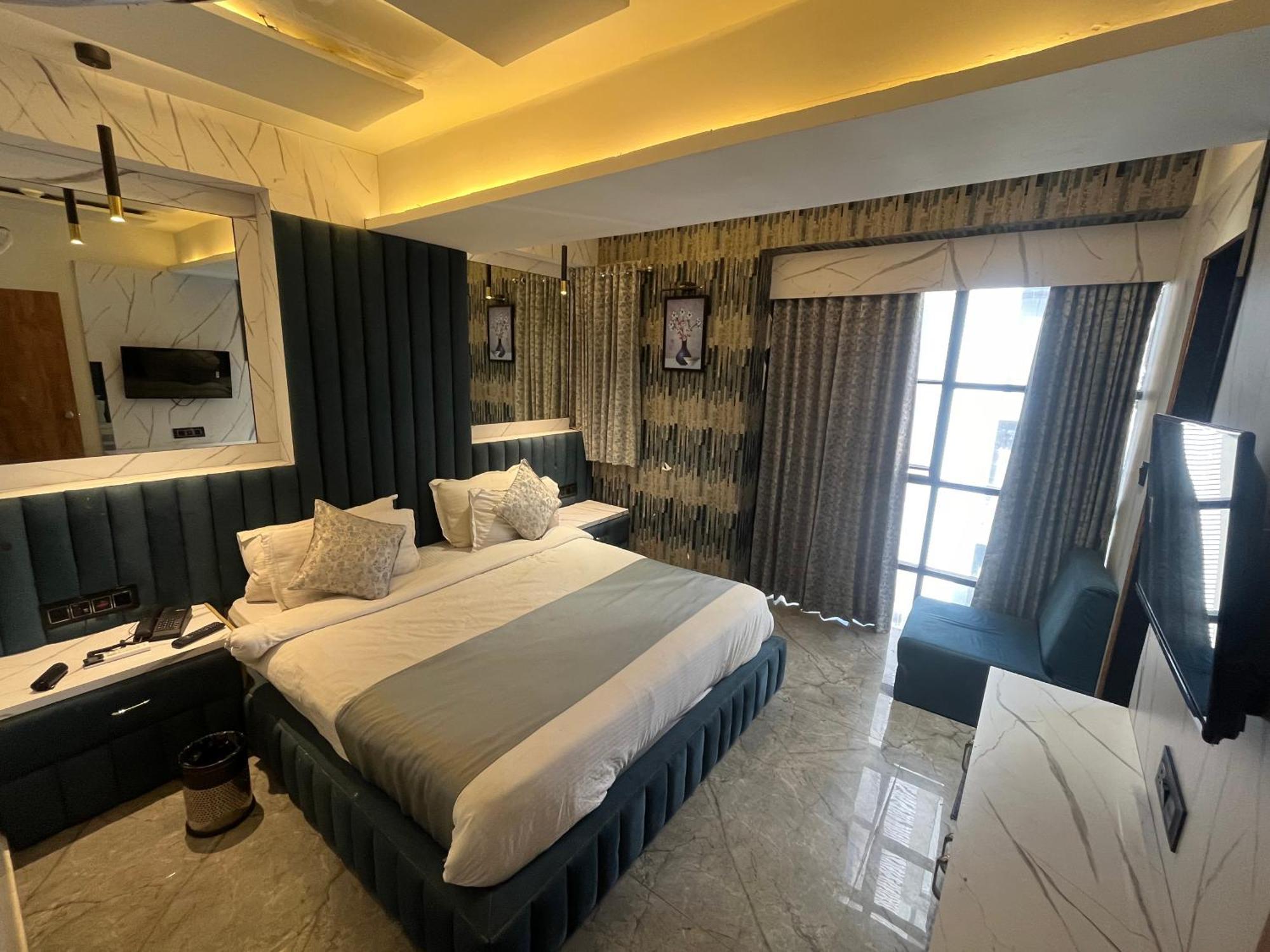 Pelican Hotel Ahmedabad