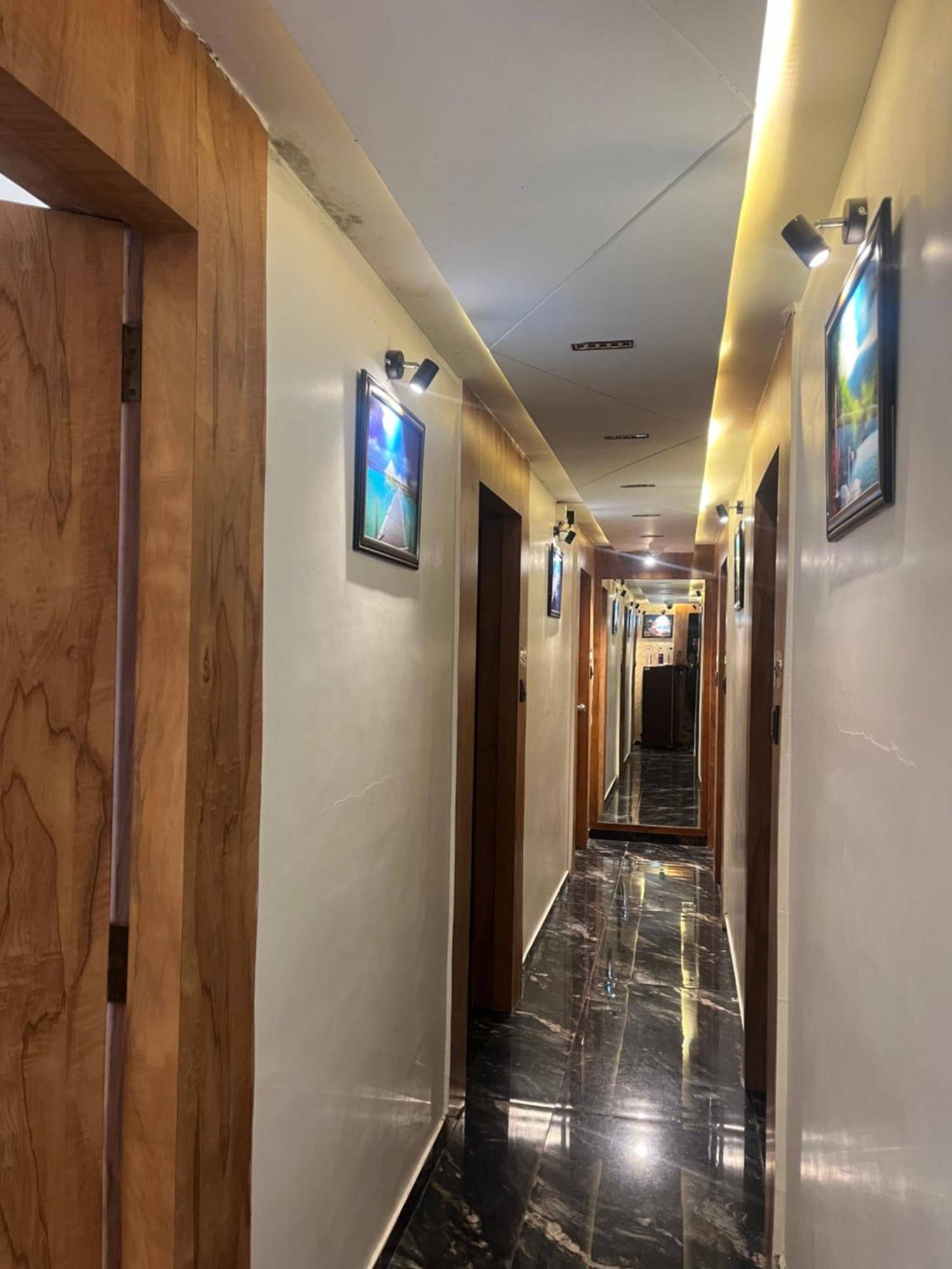 Pelican Hotel Ahmedabad