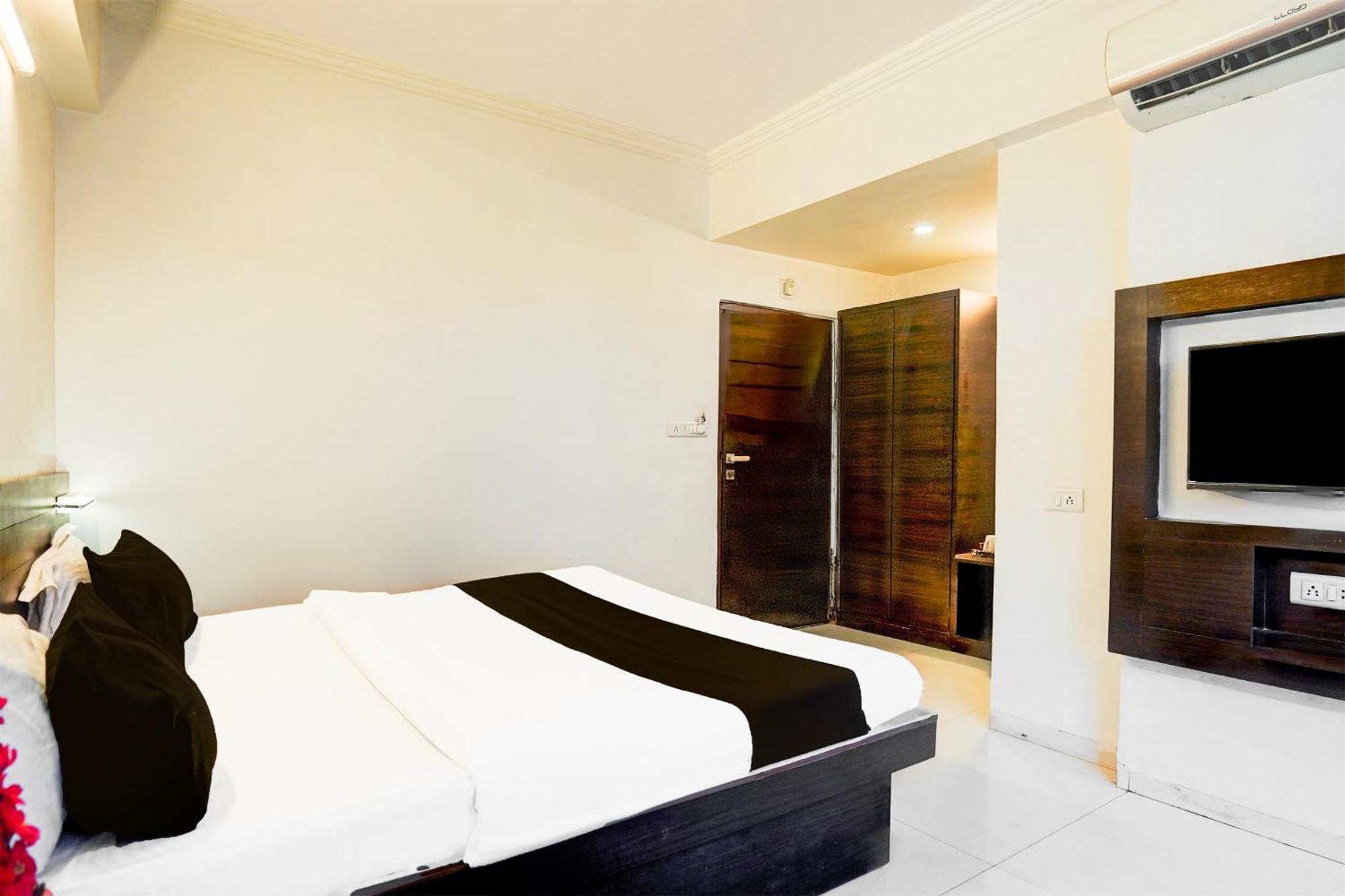Hotel Super Collection O Maninagar Formerly Park Land 3*
