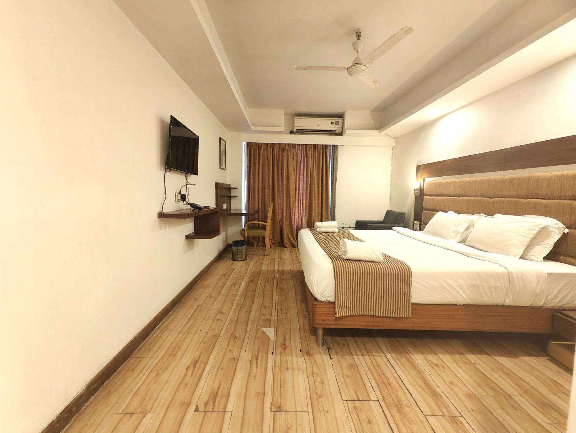 The Sky Comfort, Vejalpur 3*
