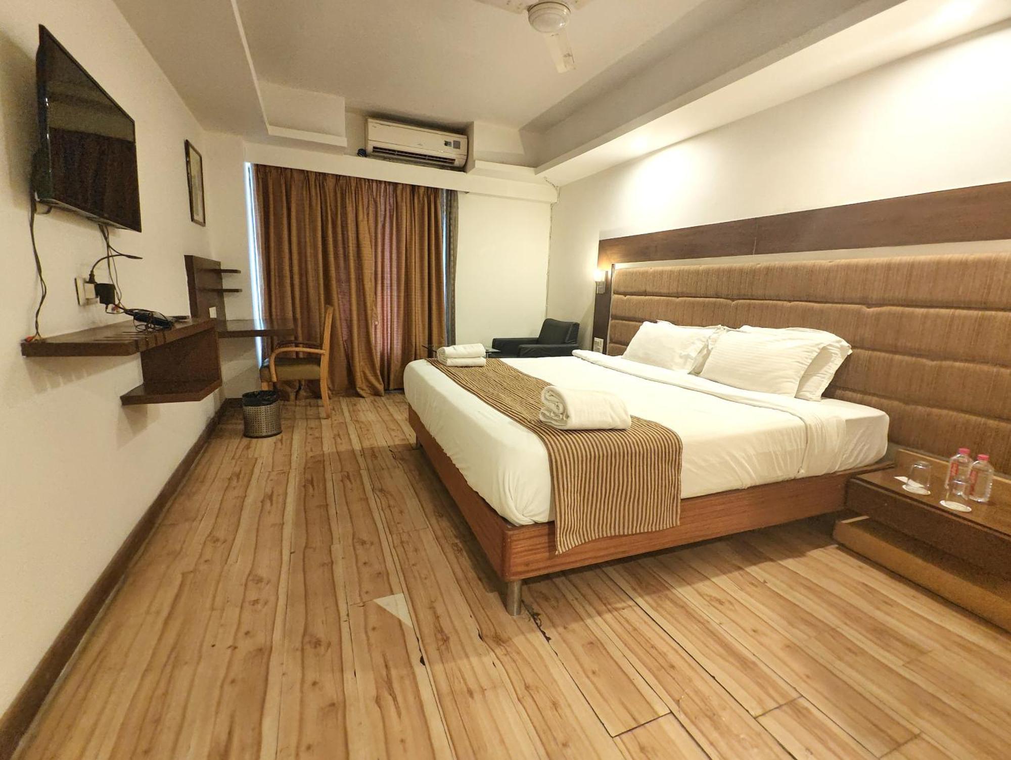 The Sky Comfort, Vejalpur Hotel