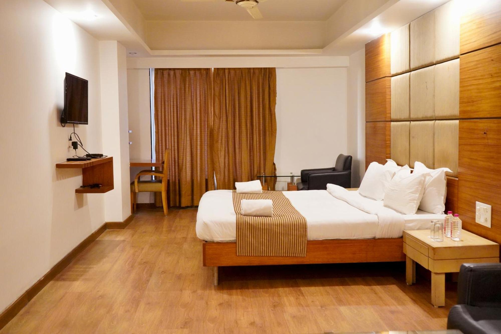The Sky Comfort, Vejalpur 3*