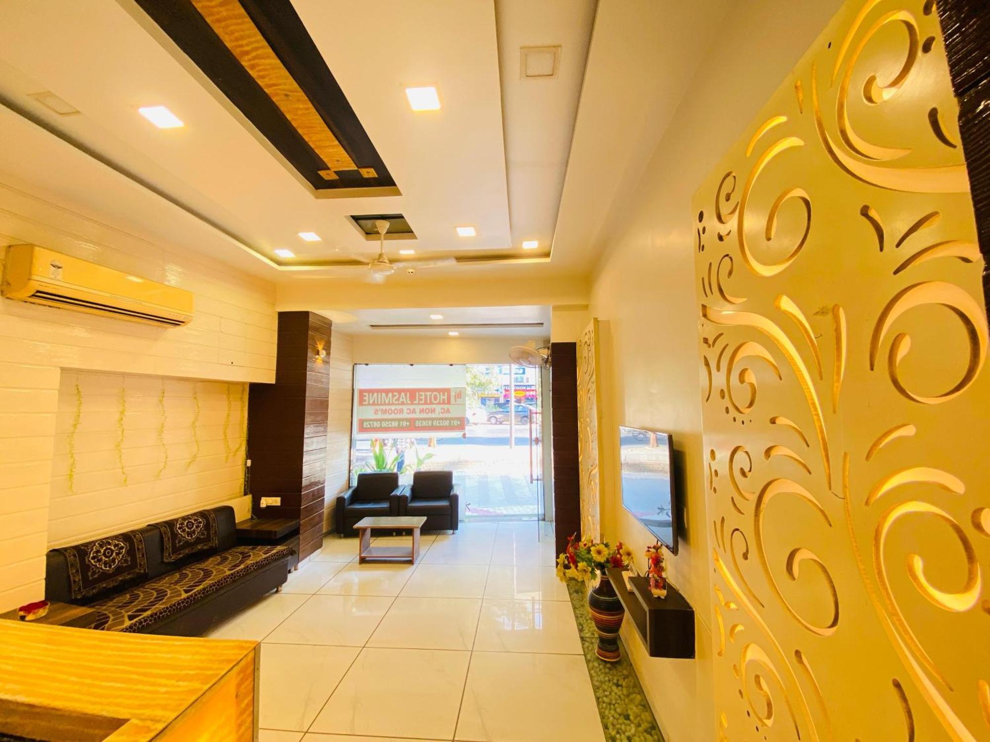 Hotel Jasmine Paldi 3*