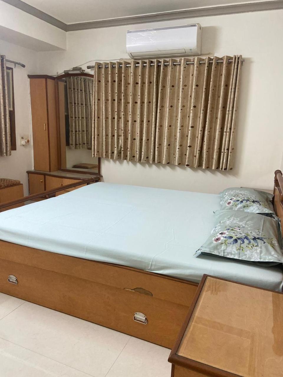 Apartment 3bhk Luxury Ac Sg-satellite-prahalad-anand Nagar Road *