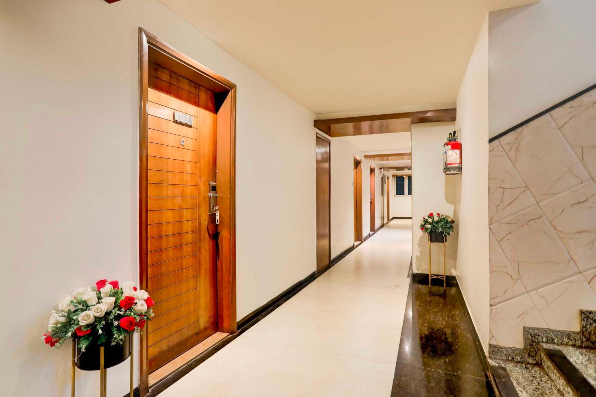 Townhouse Oak Junction Hotel