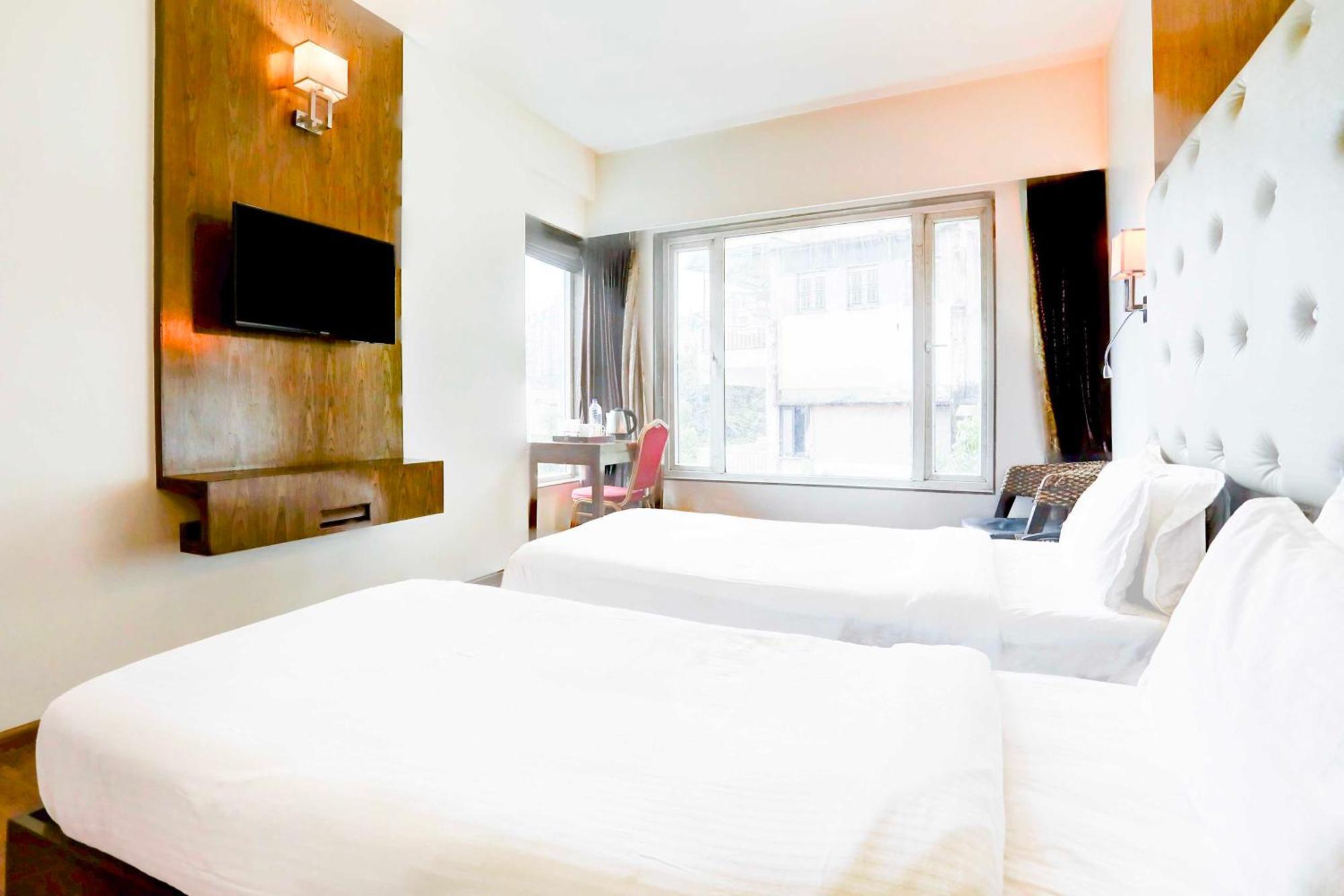 Townhouse Oak Junction Hotel