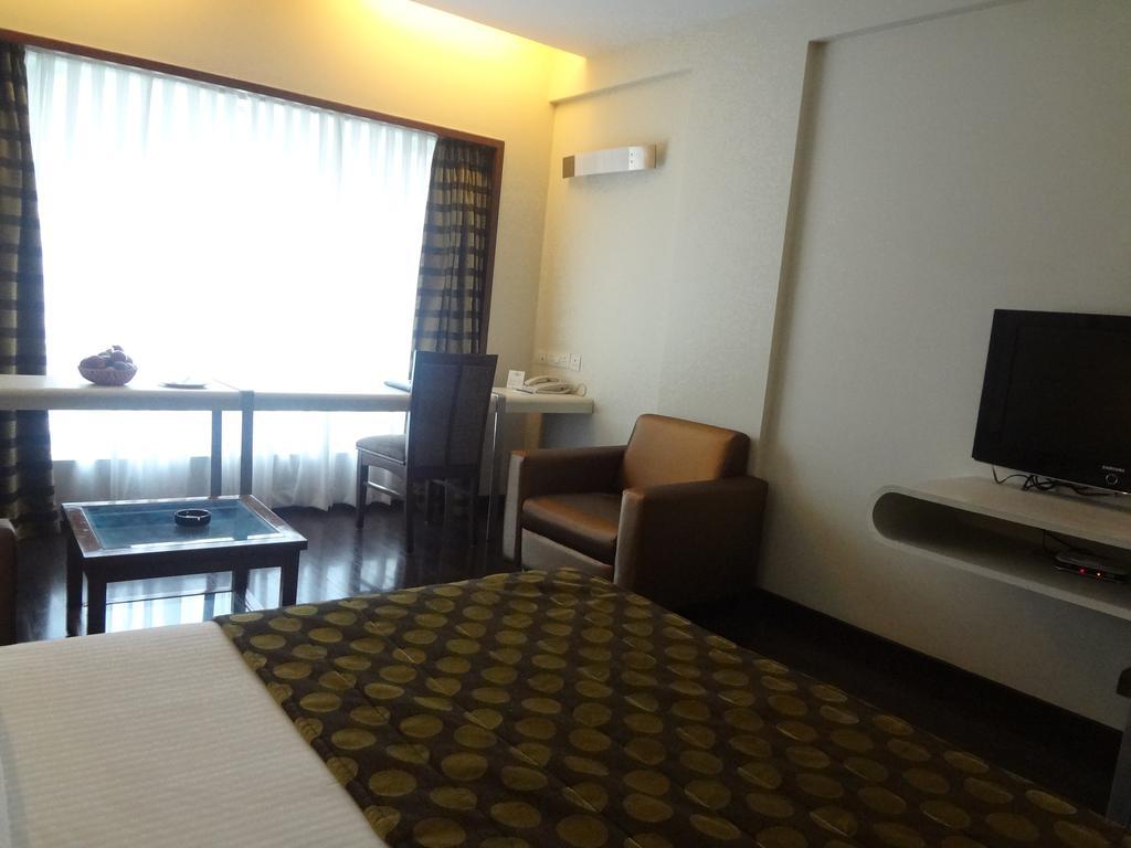 The Fern Residency, Subhash Bridge, 4*