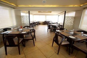 Oyo Premium Thaltej Cross Rd Sg Highway Ahmedabad