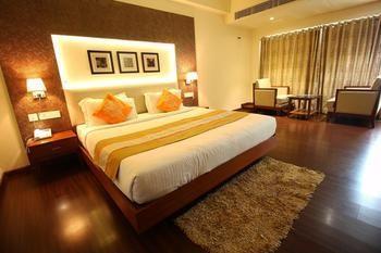 Hotel Oyo Premium Thaltej Cross Rd Sg Highway Ahmedabad