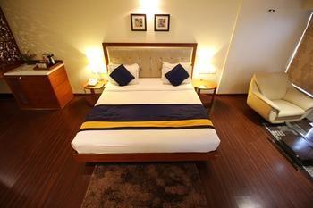 Hotel Oyo Premium Thaltej Cross Rd Sg Highway Ahmedabad