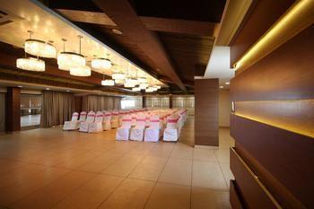Hotel Oyo Premium Thaltej Cross Rd Sg Highway 3*