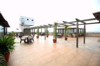 Hotel Oyo Premium Thaltej Cross Rd Sg Highway