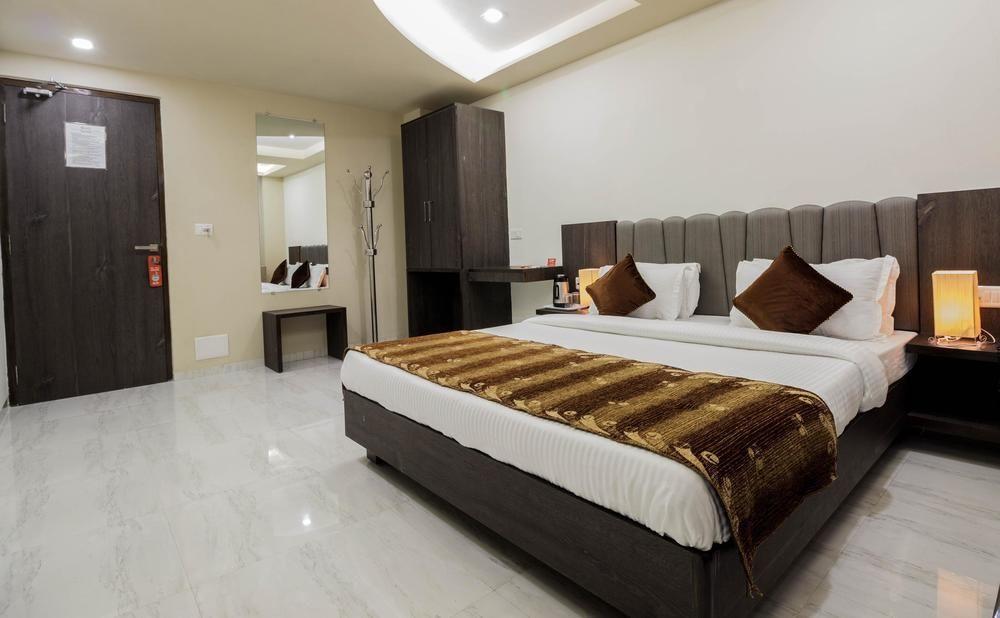 Hotel Oyo High Court Sg Highway Ahmedabad