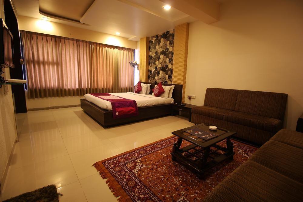 Hotel Oyo Premium Law Garden C G Road
