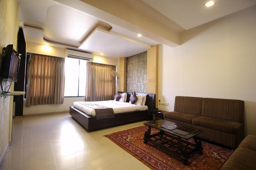Hotel Oyo Premium Law Garden C G Road 3*