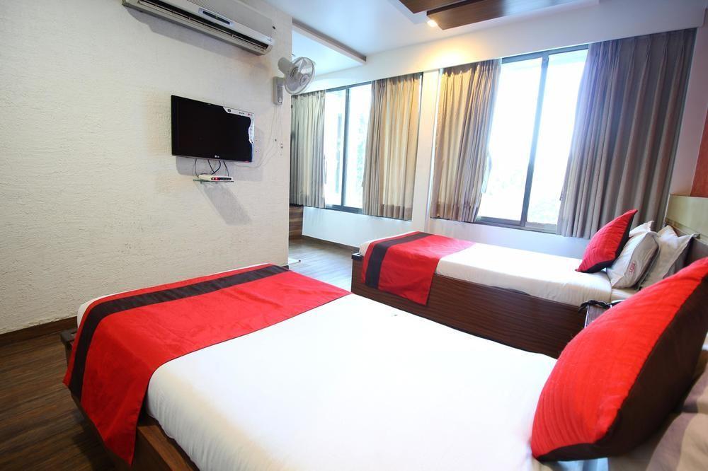 Oyo Premium Law Garden C G Road Ahmedabad
