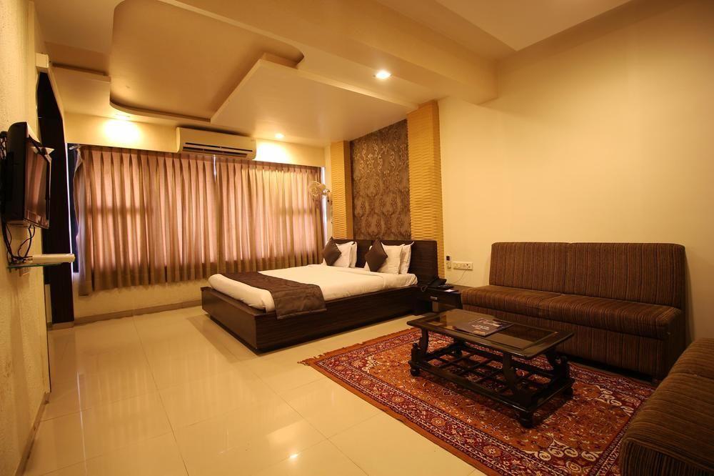 Hotel Oyo Premium Law Garden C G Road