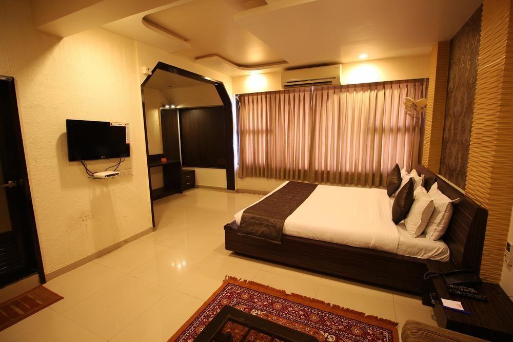 Oyo Premium Law Garden C G Road