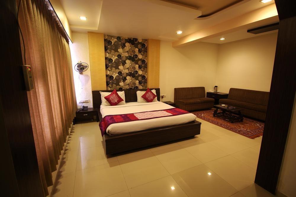 Hotel Oyo Premium Law Garden C G Road 3*