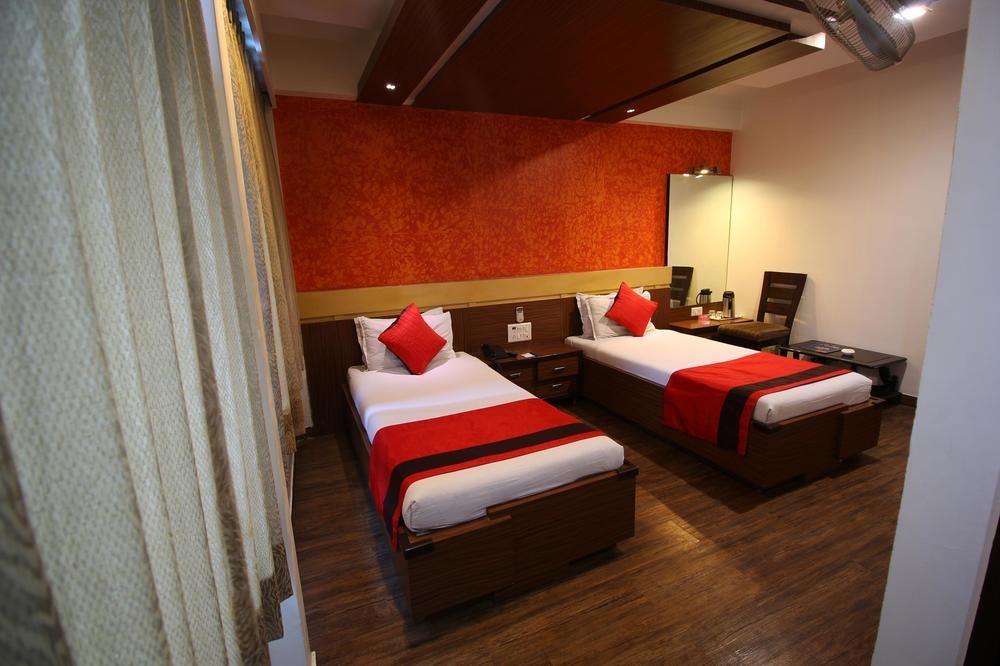 Hotel Oyo Premium Law Garden C G Road 3*