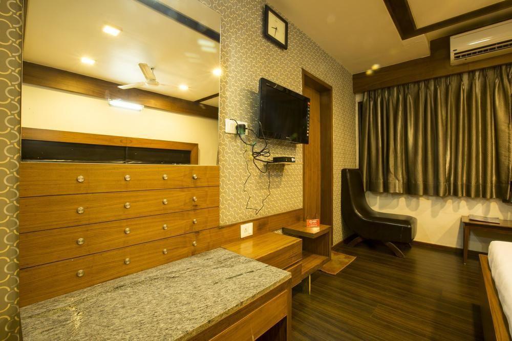 Hotel Oyo Premium Ashram Road Ii Ahmedabad