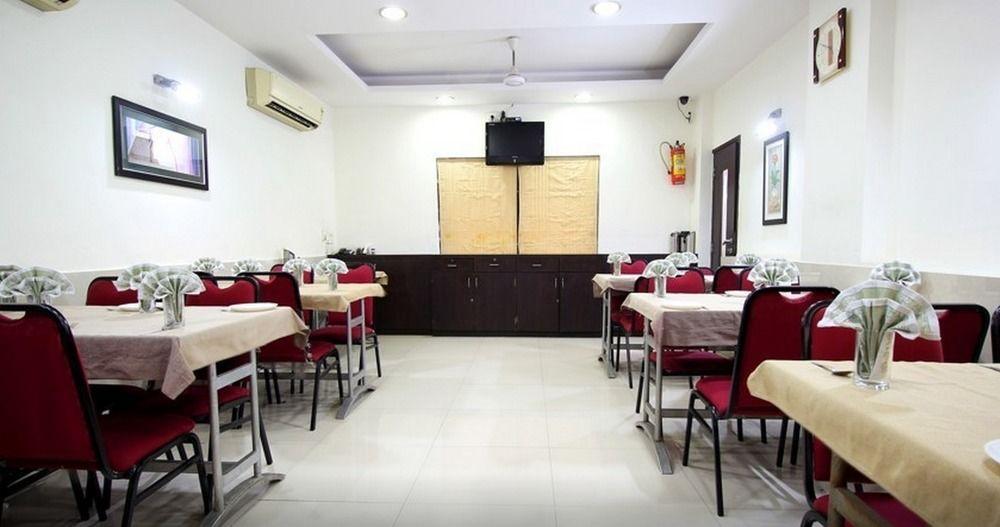 Hotel Oyo Premium Paldi Cross Road 3*