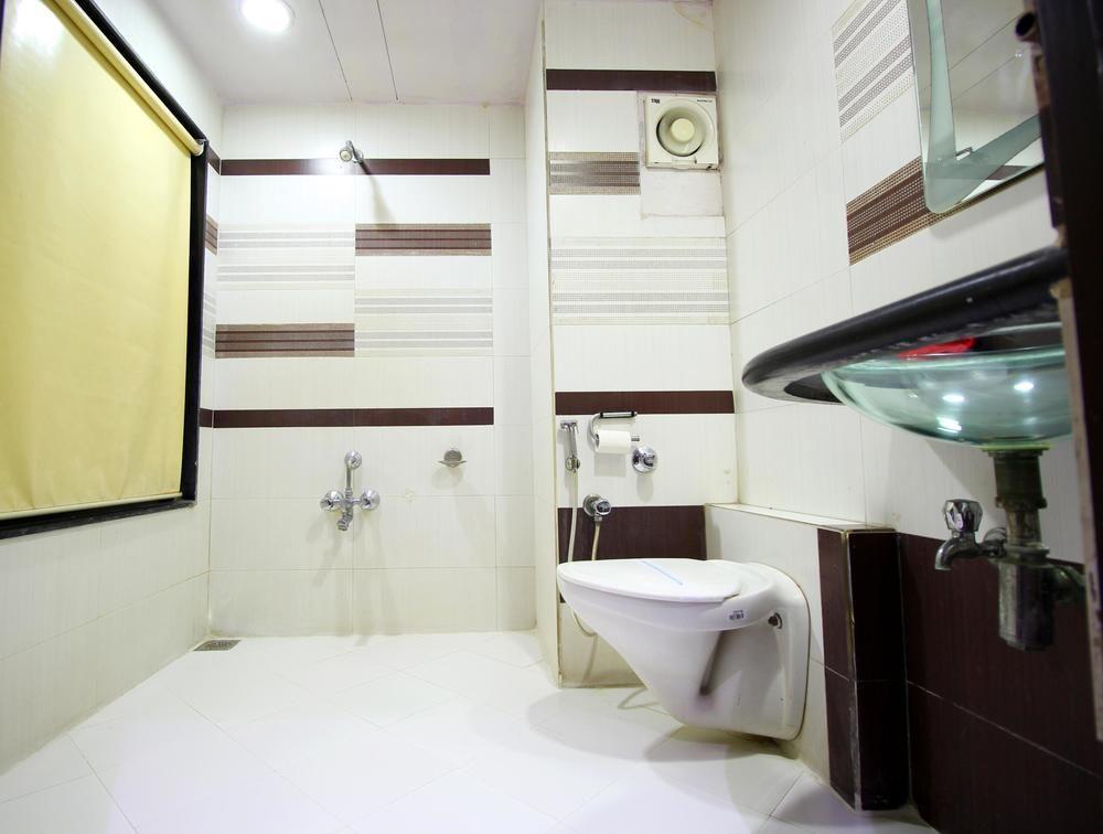 Hotel Oyo Premium Paldi Cross Road 3*