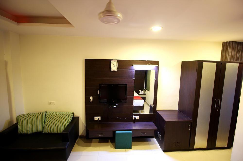 Oyo Premium Paldi Cross Road