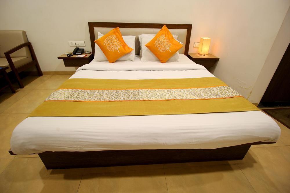 Capital O 978 Marshall The Ahmedabad