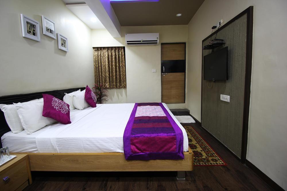 Hotel Oyo Kankaria Maninagar Ahmedabad