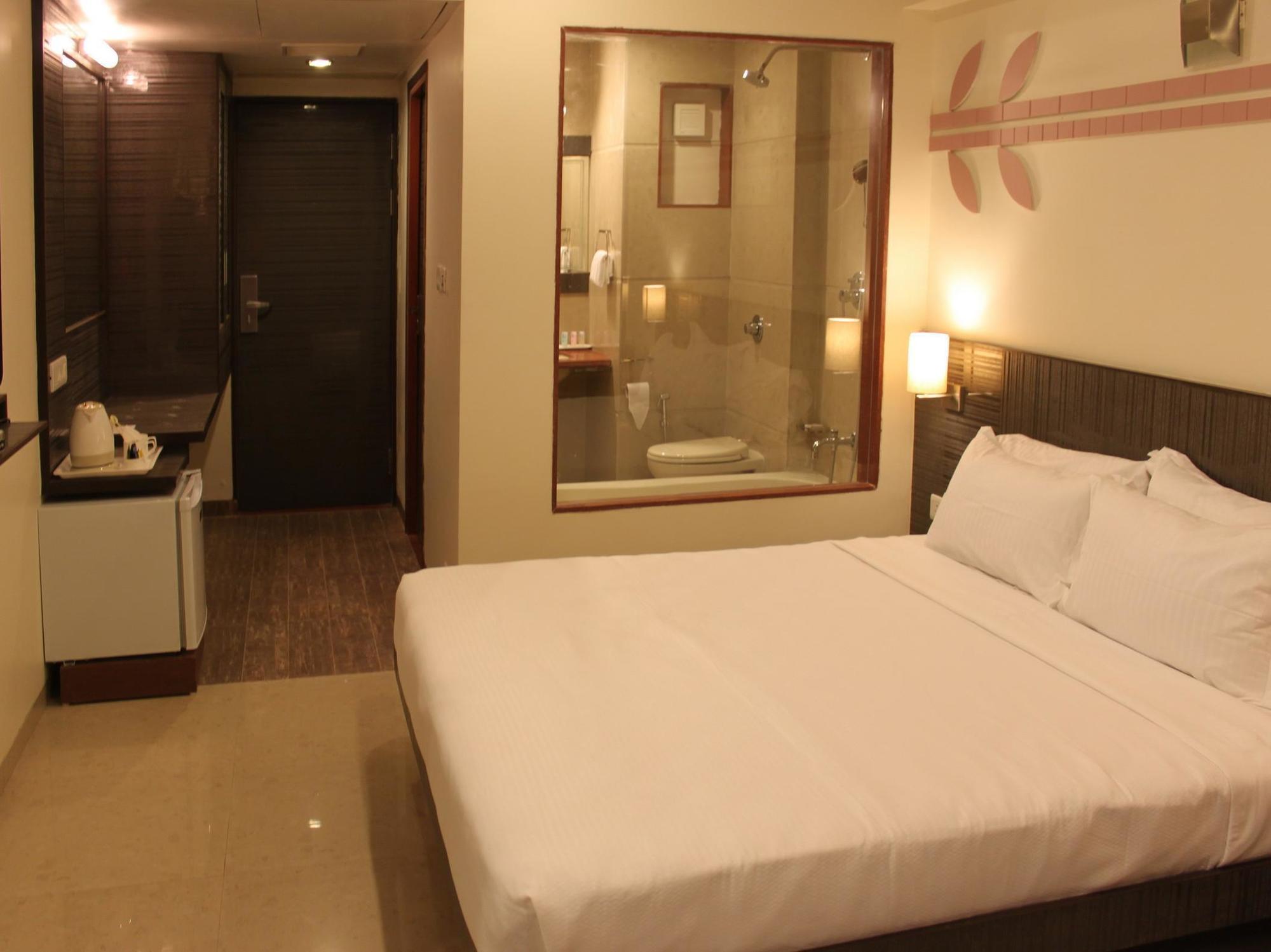 Silvercloud And Banquets Hotel