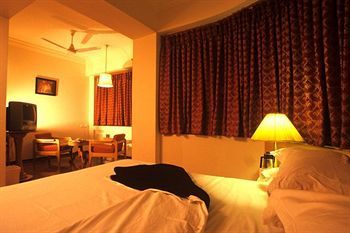 Pinnacle Hotel 3*