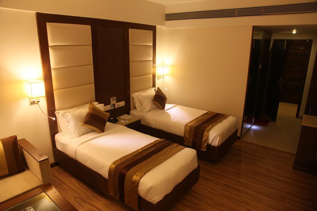 Le Grande Residency -unmarried Couples Are Not Allowed
