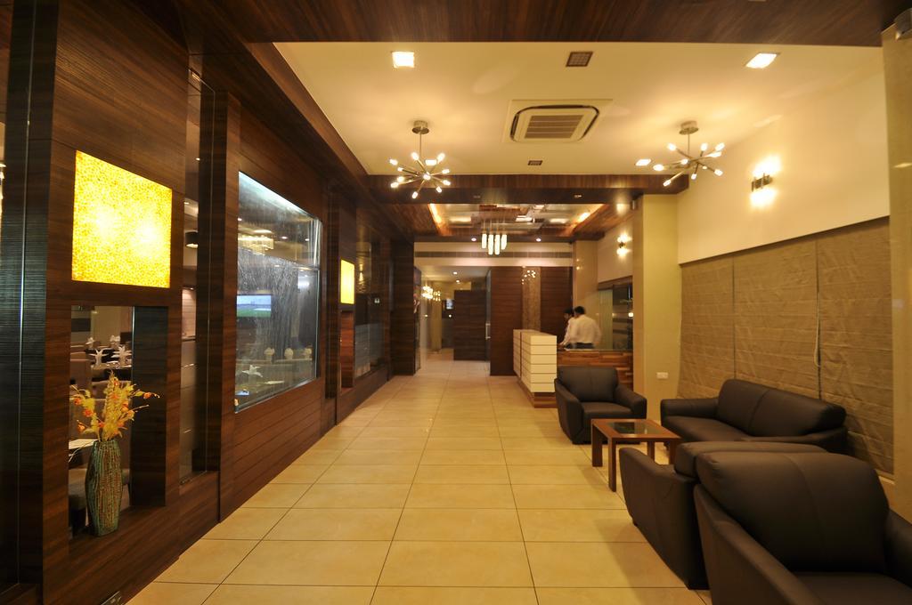 Hotel Le Grande Residency -unmarried Couples Are Not Allowed Ahmedabad