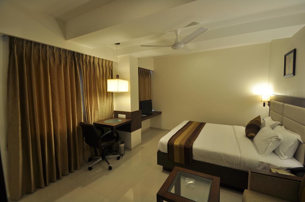 Hotel Le Grande Residency -unmarried Couples Are Not Allowed Ahmedabad