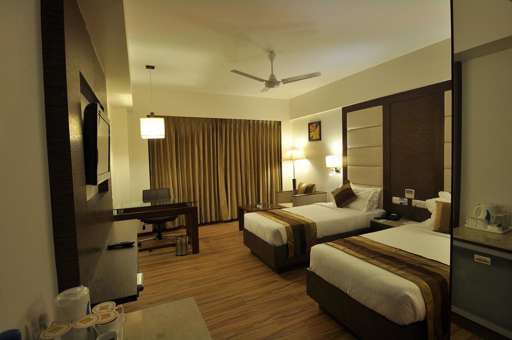 Hotel Le Grande Residency -unmarried Couples Are Not Allowed Ahmedabad