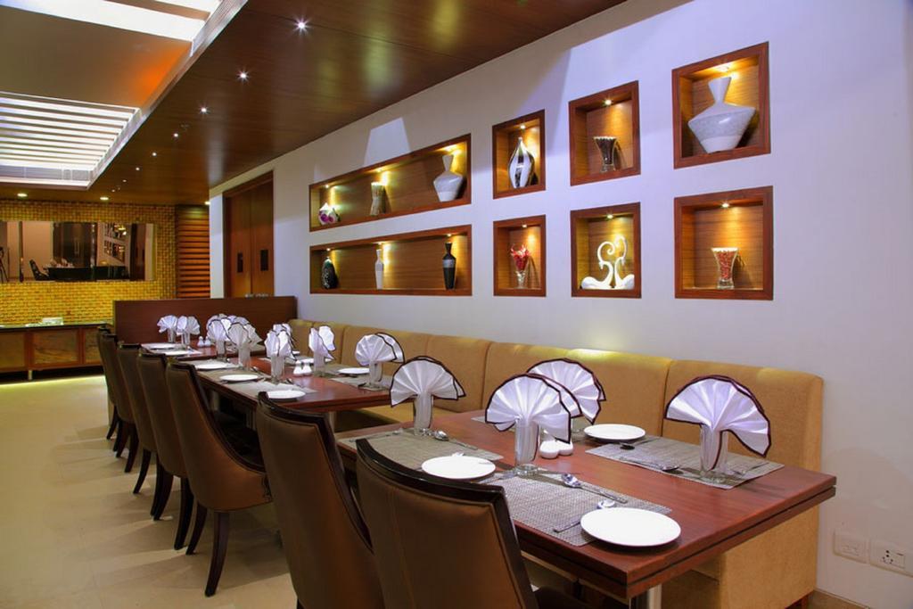 Hotel Avalon & Banquets 3*