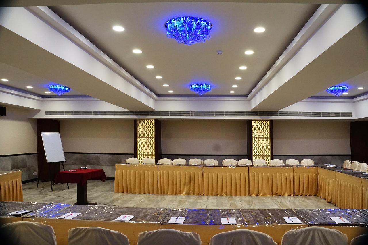 Silvercloud And Banquets Hotel