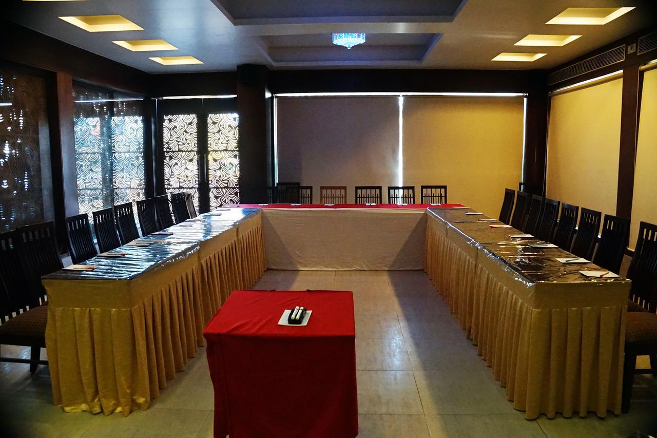 Hotel Silvercloud And Banquets