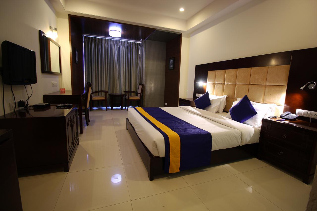Aarya Grand & 4*