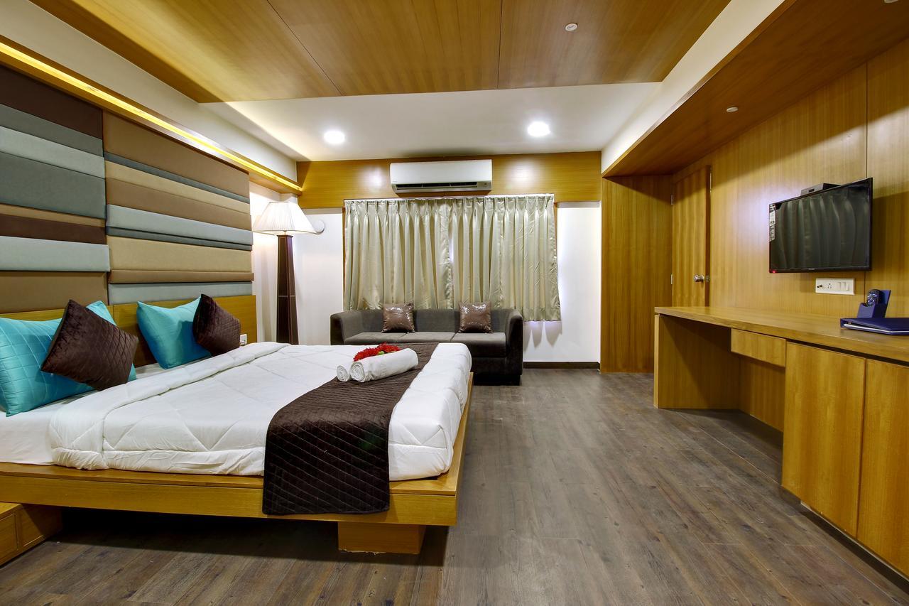 Aarya Grand & Hotel