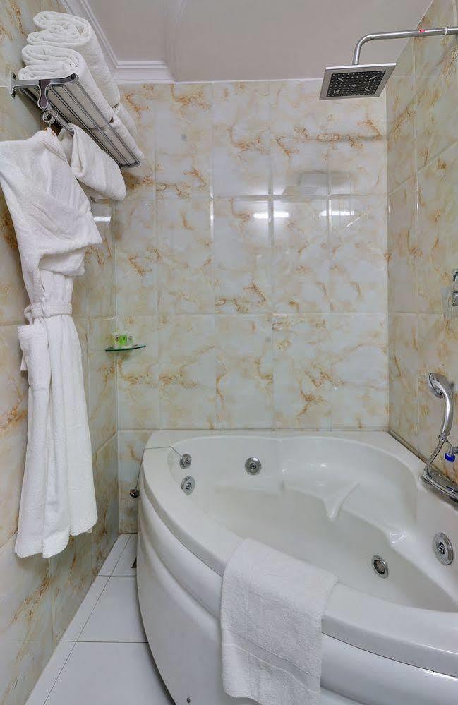 Hotel 3 By Oyo Nami Residency, 4*