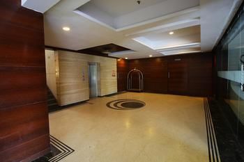 Oyo Premium Sola Sg Highway Hotel 3*